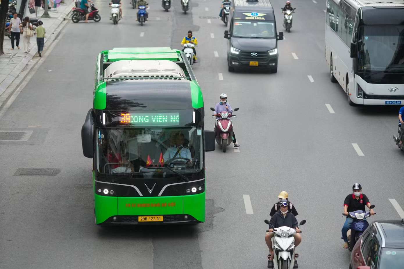 Khoảng 130.000 lượt khách được hệ thống vé điện tử tự động áp dụng chính sách miễn phí vé xe buýt trong Vành đai 1 sau gần một tuần triển khai. Hà Nội: Khoảng 130.000 lượt khách được miễn phí vé xe buýt trong Vành đai 1 - Ảnh 1.