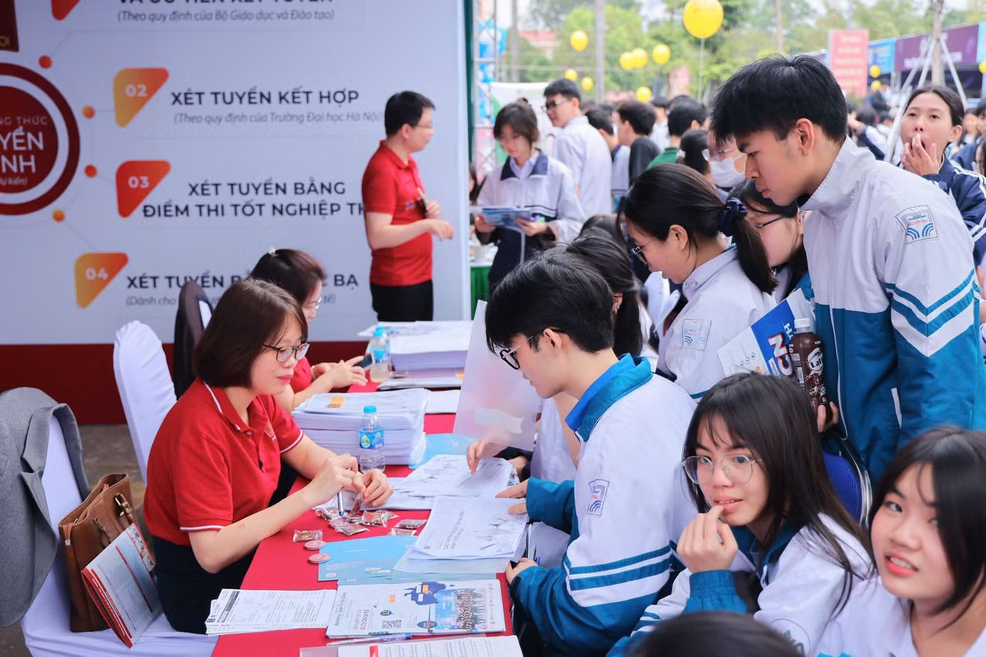 Thí sinh trong ngày hội tuyển sinh ĐH 2026. Ảnh: HANU Công bố 'điểm sàn' nhóm ngành đặc thù sức khỏe, sư phạm, pháp luật - Ảnh 1.