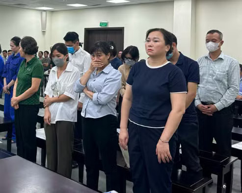 Các bị cáo tại phiên tòa. Nhóm cựu cán bộ Sở Y tế Hà Nội hầu tòa vì nhận hối lộ để cấp phép cho 686 phòng khám, tiệm thuốc - Ảnh 2.