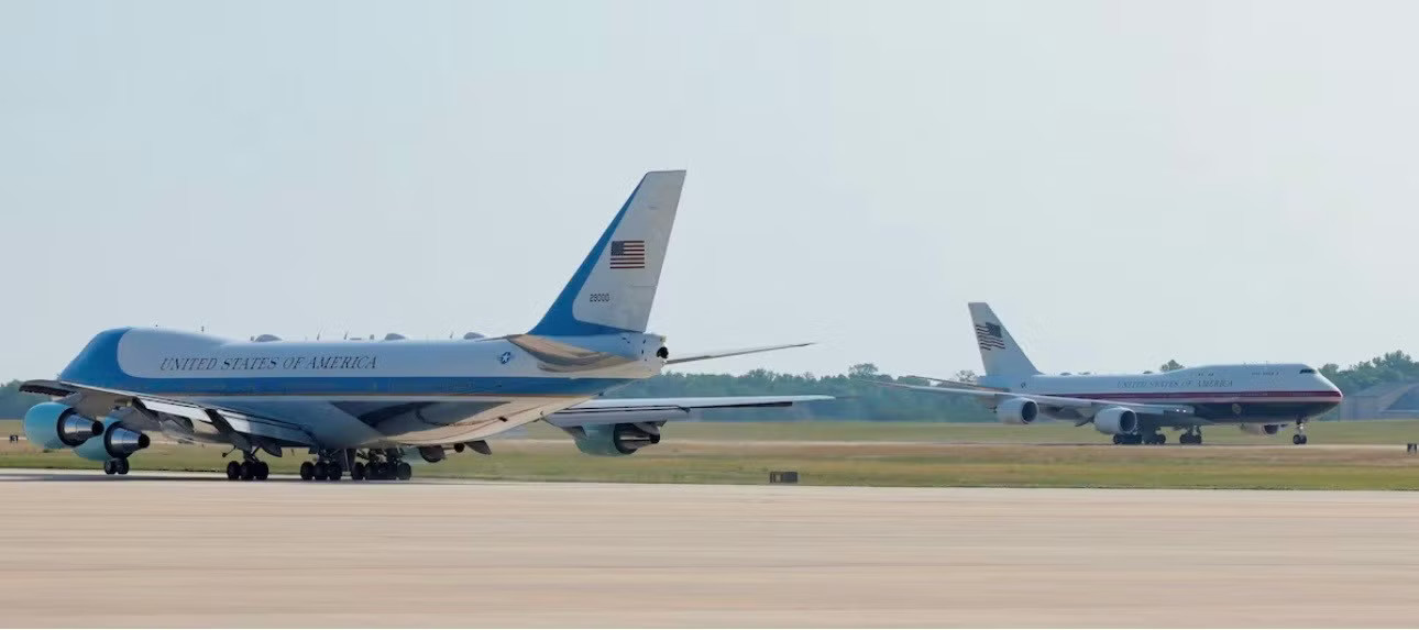 Chiếc máy bay (bìa trái) mà Qatar tặng Tổng thống Mỹ Donald Trump làm chuyên cơ. (Ảnh: Reuters) Tổng thống Mỹ Trump bất ngờ dừng sử dụng chuyên cơ Qatar tặng - Ảnh 1.