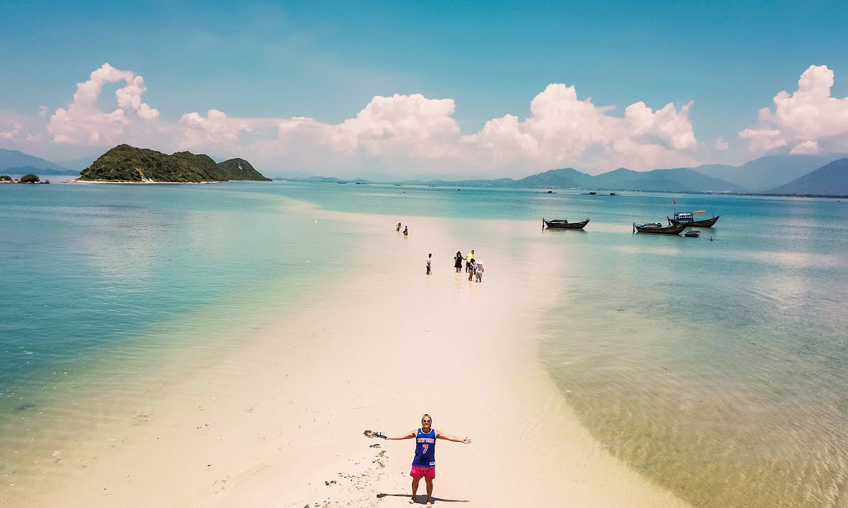 Được biết đến là nơi có con đường nối liền các đảo, khi nhìn từ xa, 3 đảo Hòn Bịp – Hòn Quạ – Hòn Ó trông như dáng tượng Phật nằm.