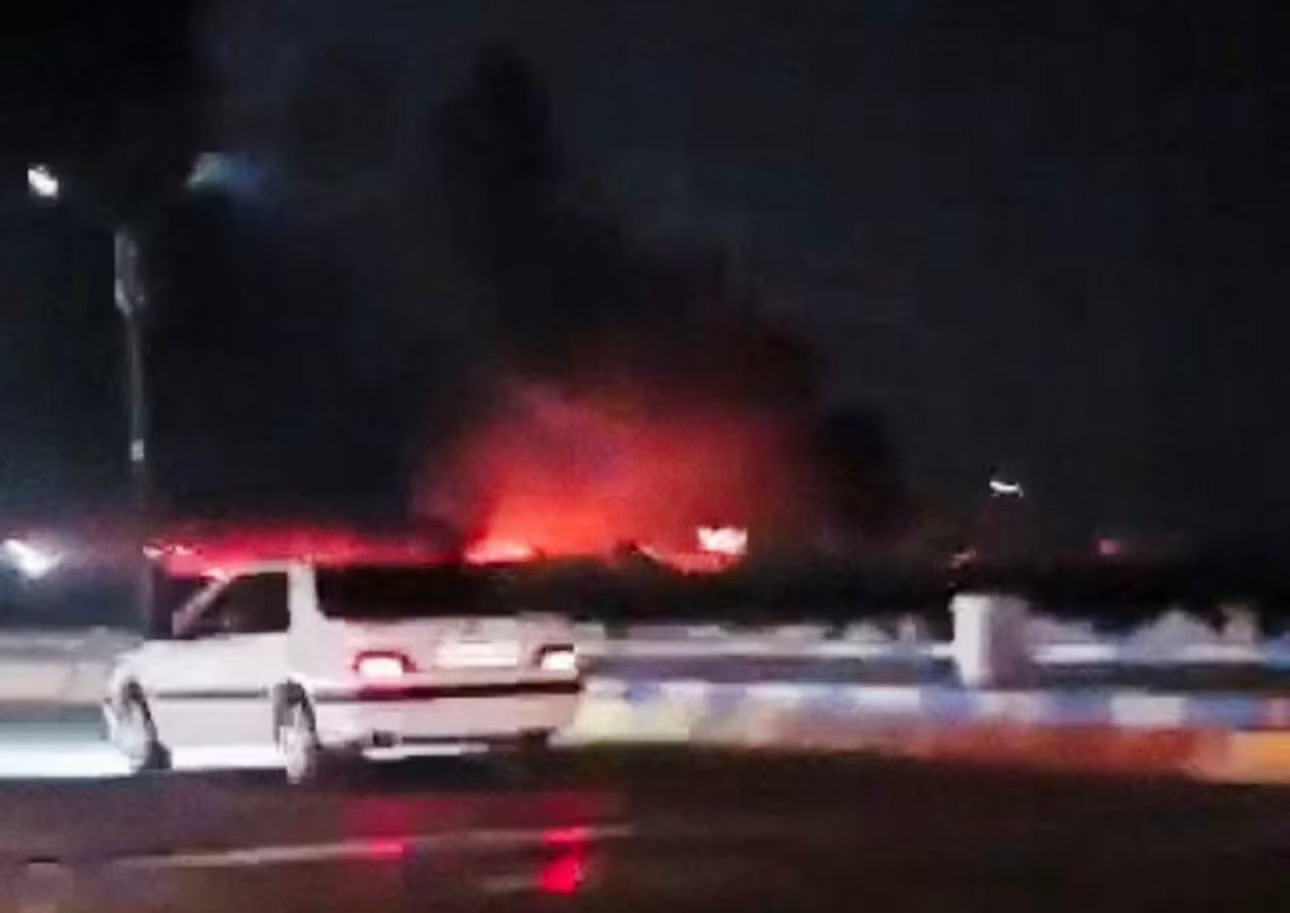 Hình ảnh vụ nổ ở tỉnh Hormozgan của Iran từ video trên mạng xã hội, ngày 8/7. Quân đội Mỹ mở đợt không kích mới vào Iran sau tuyên bố cứng rắn của Tổng thống Trump - Ảnh 1.