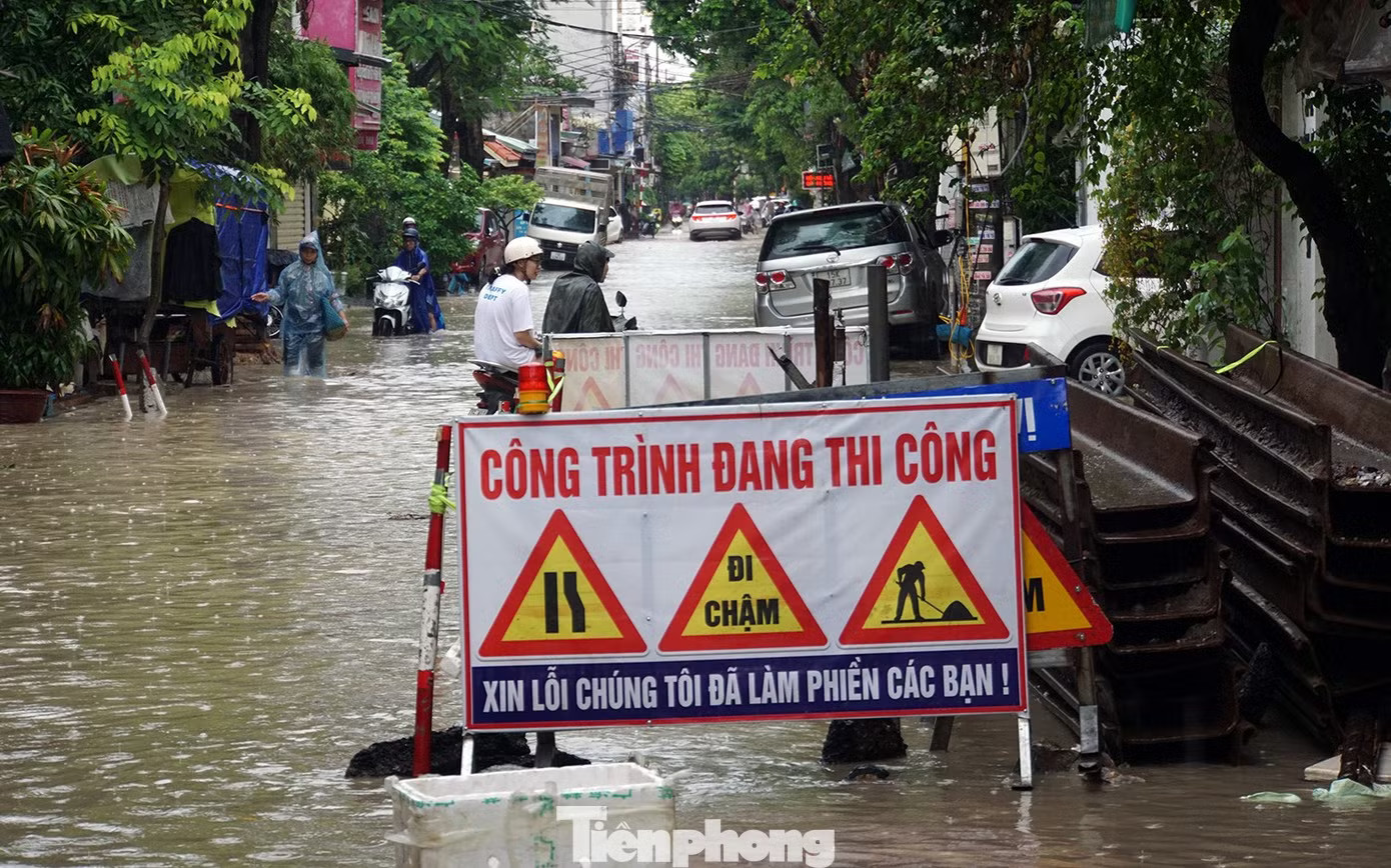 Mưa lớn kéo dài, gần 80 tuyến phố trung tâm Hải Phòng ngập sâu - Ảnh 2.