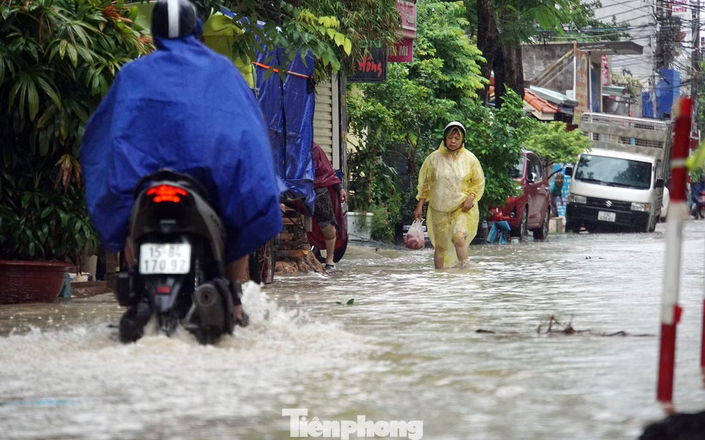 Mưa lớn kéo dài, gần 80 tuyến phố trung tâm Hải Phòng ngập sâu - Ảnh 5.