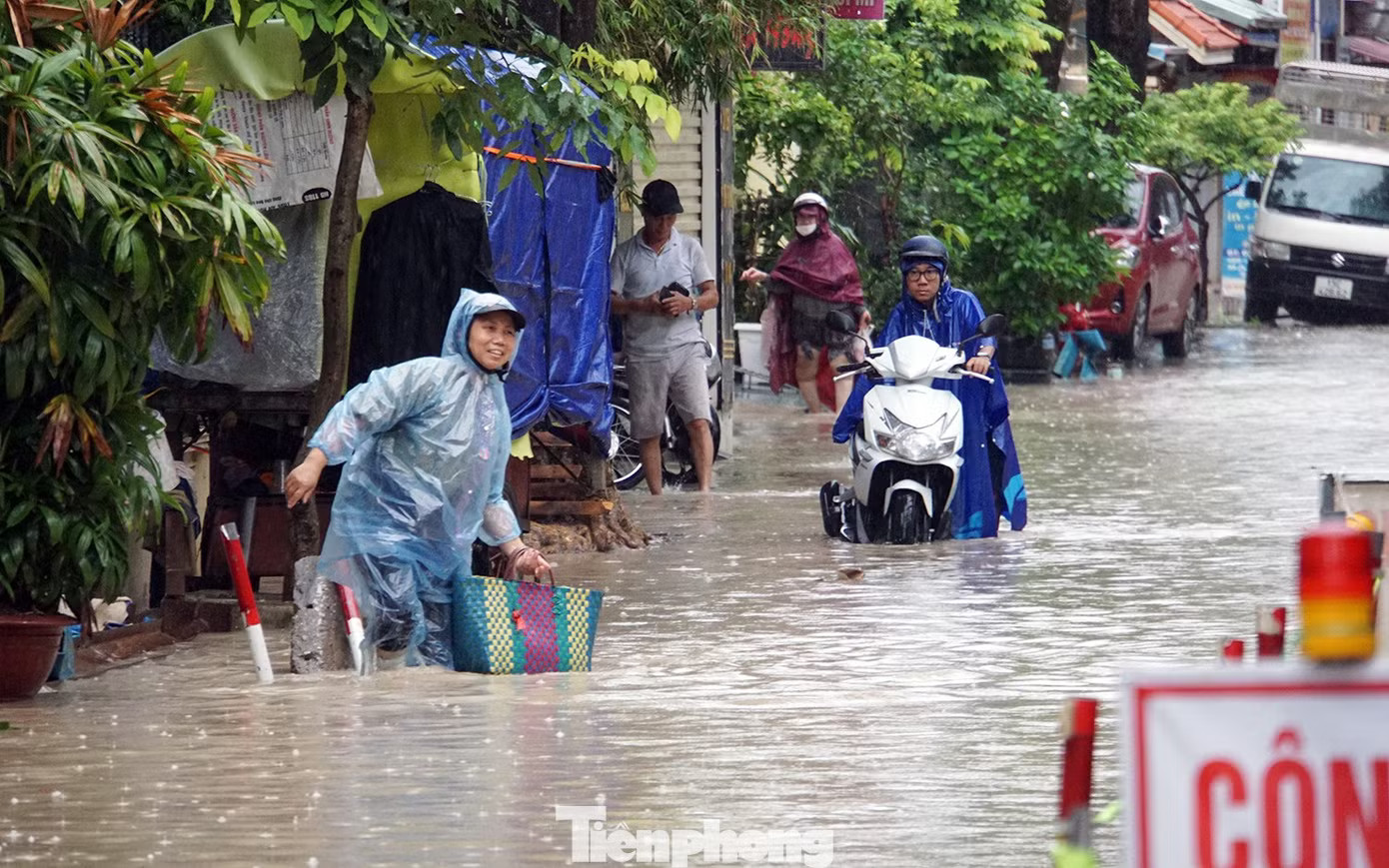 Mưa lớn kéo dài, gần 80 tuyến phố trung tâm Hải Phòng ngập sâu - Ảnh 3.