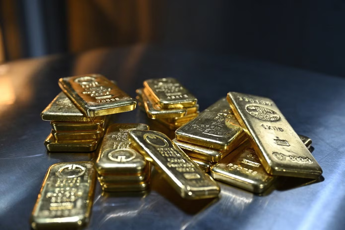 Các quỹ hoán đổi danh mục (ETF) vàng trên toàn cầu ghi nhận dòng vốn rút ròng lên tới 8,9 tỷ USD trong tháng 6. Ảnh: Reuters. 'Cá mập' đồng loạt xả vàng - Ảnh 1.
