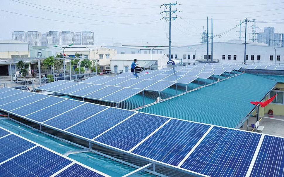 Điện mặt trời mái nhà được đánh giá có nhiều tiềm năng phát triển trong thời gian tới. Được bán tối đa 50%, điện mặt trời mái nhà có cơ hội bứt tốc - Ảnh 2.