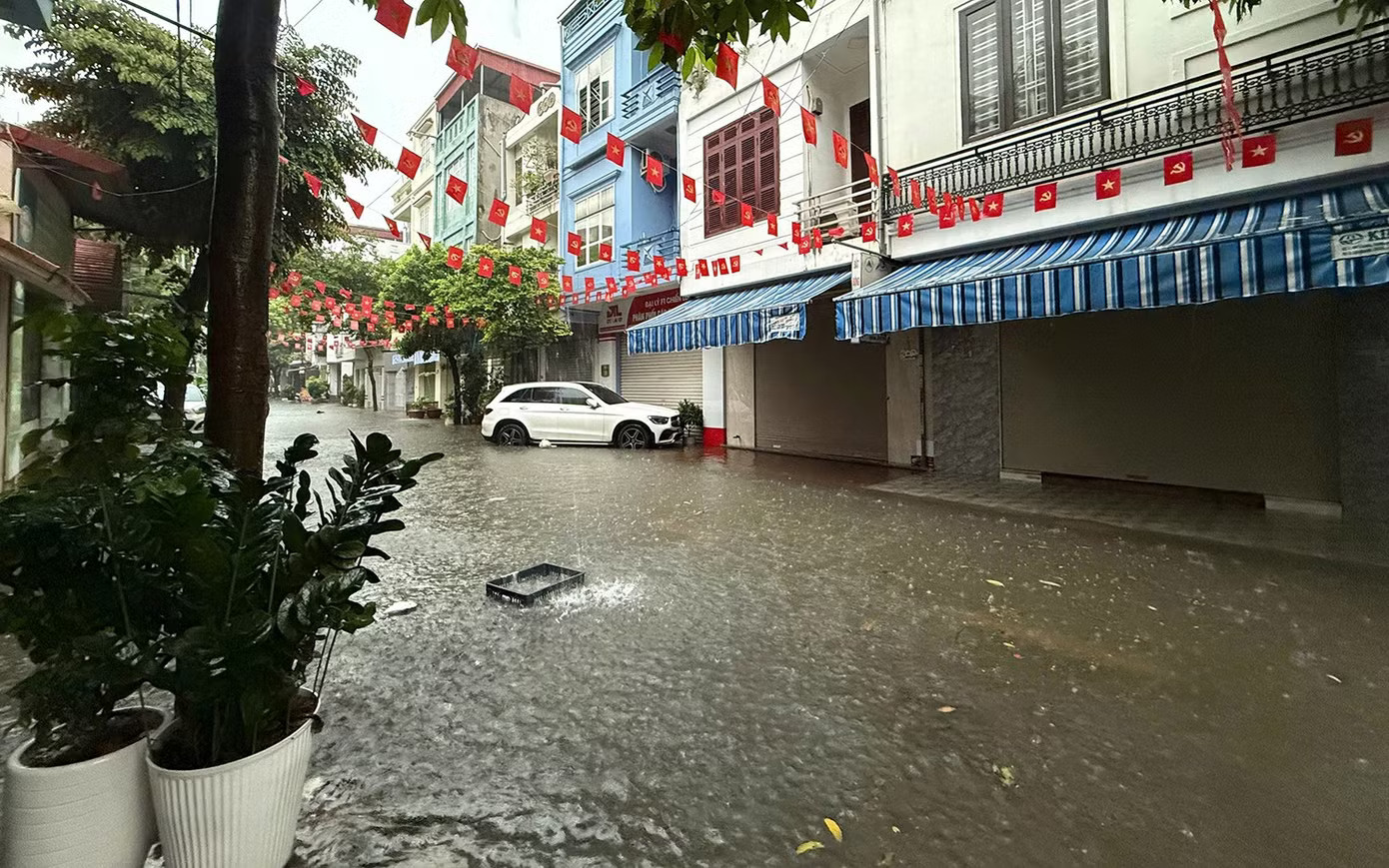 Mưa lớn kéo dài, gần 80 tuyến phố trung tâm Hải Phòng ngập sâu - Ảnh 7.