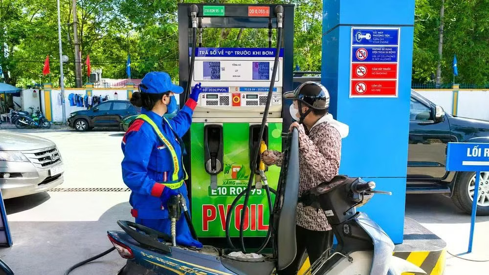 Giá xăng E10 giảm từ 15h chiều nay. Giá xăng E10 giảm về sát 20.000 đồng/lít - Ảnh 1.