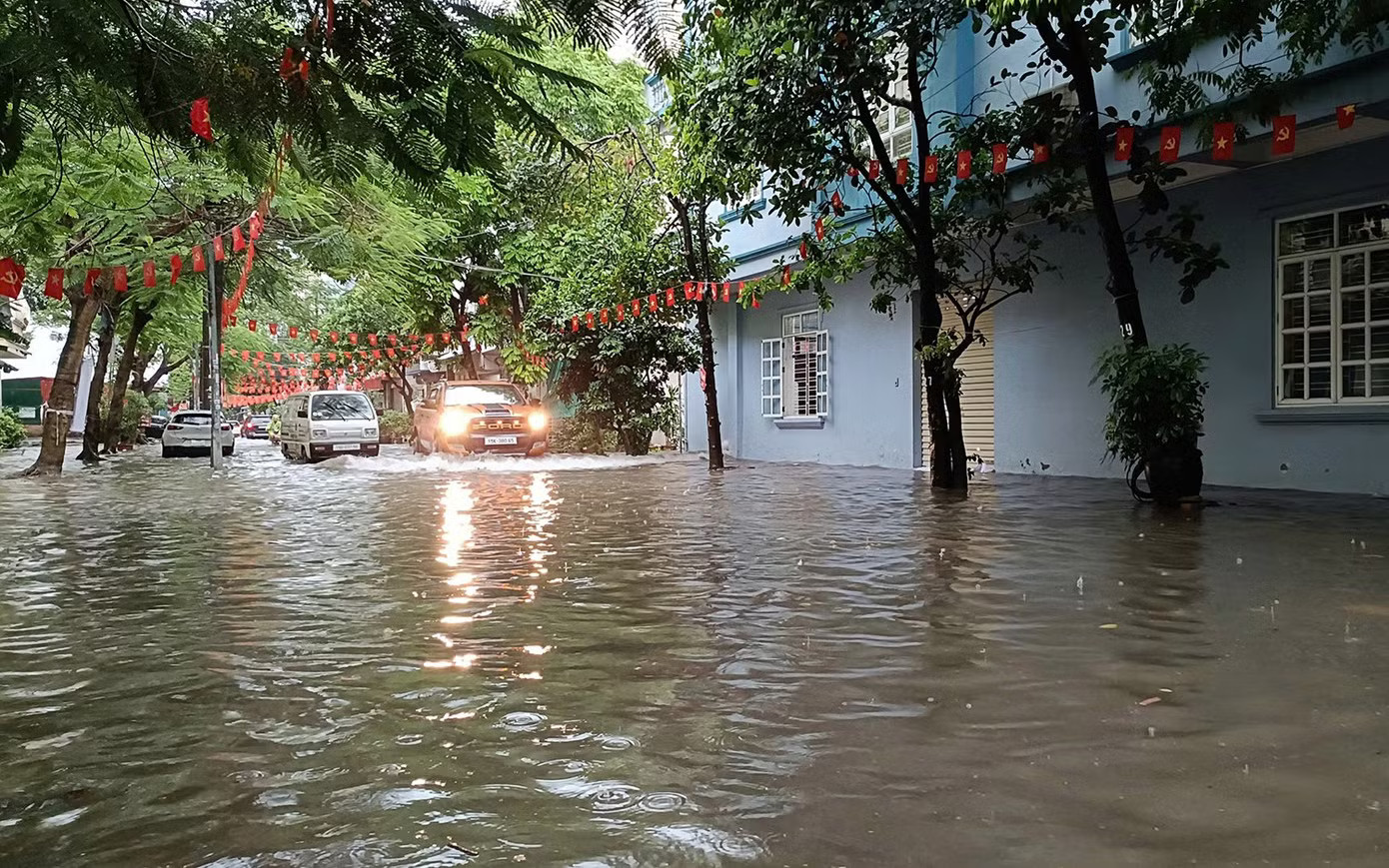 Mưa lớn kéo dài, gần 80 tuyến phố trung tâm Hải Phòng ngập sâu - Ảnh 6.