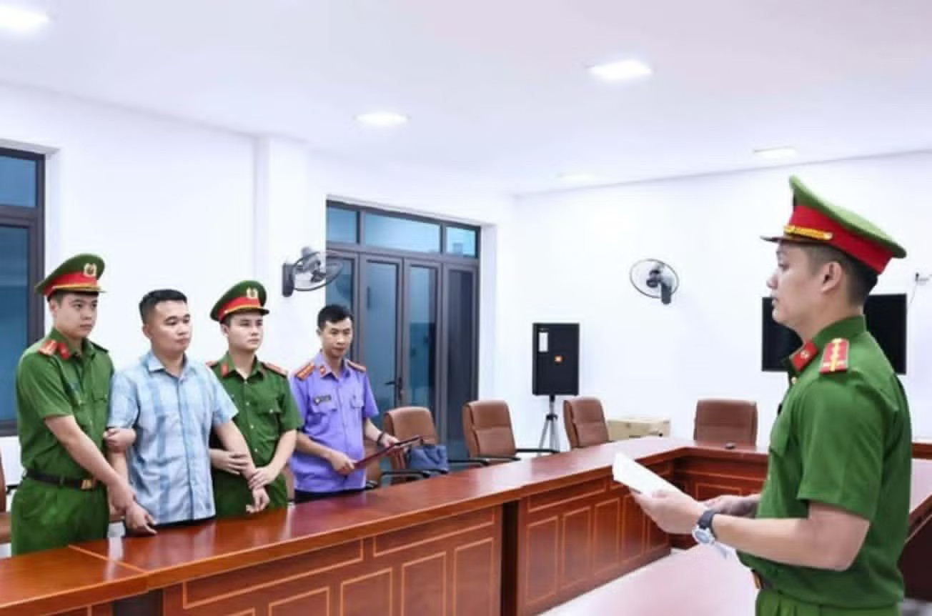 Bị can Nguyễn Hà Duy tại cơ quan Công an. Ảnh: Công an Tuyên Quang 'Những dấu hiệu bất thường tại Tuyên Quang có thể không phải là trường hợp cá biệt' - Ảnh 2.