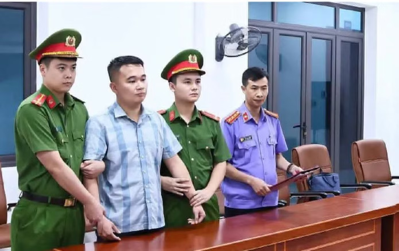 Bị can Nguyễn Hà Duy tại cơ quan Công an. Ảnh: Công an Tuyên Quang 'Những dấu hiệu bất thường tại Tuyên Quang có thể không phải là trường hợp cá biệt' - Ảnh 1.