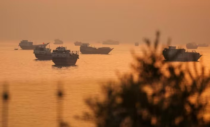 Khu vực eo biển Hormuz. (Ảnh: Reuters) Iran quyết không buông ‘vũ khí vàng’, sẵn sàng gác hạt nhân - Ảnh 1.