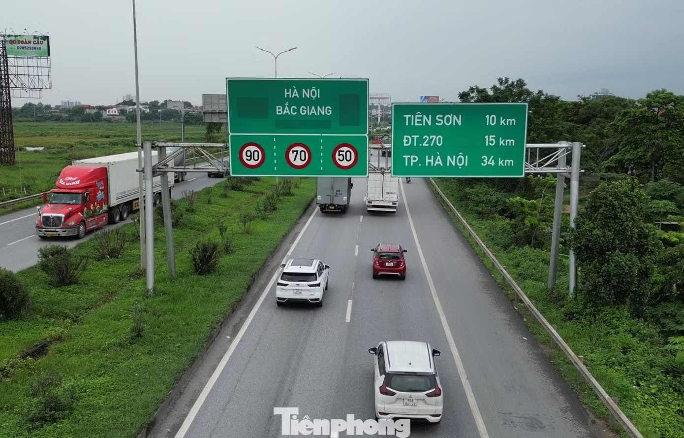 Cao tốc Hà Nội - Bắc Giang hiện có 2 làn xe cơ giới và xe đang lưu thông tốc độ thấp. Ảnh: T. Đảng. Đề xuất mở rộng cao tốc Hà Nội - Bắc Giang lên 8 làn xe - Ảnh 1.
