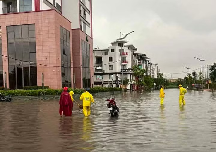 Công nhân thoát nước Hà Nội ứng trực, vớt rác khơi thông dòng chảy tại các ga thu nước để hạ thấp mực nước ngay trong cao điểm mưa dông. Hà Nội kiểm tra hệ thống chống ngập mới sau trận mưa gây ngập úng cục bộ - Ảnh 1.