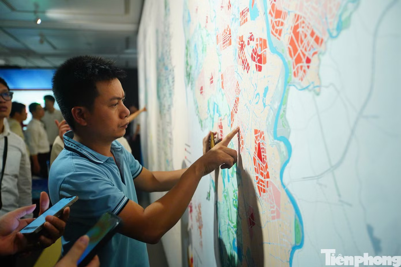 Triển lãm Quy hoạch Thủ đô tầm nhìn 100 năm thu hút đông đảo người dân. Ảnh: Duy Phạm. ‘Ma trận’ dịch vụ check quy hoạch: Bài 3- Rủi ro pháp lý khi tự ý công khai sai quy hoạch - Ảnh 2.