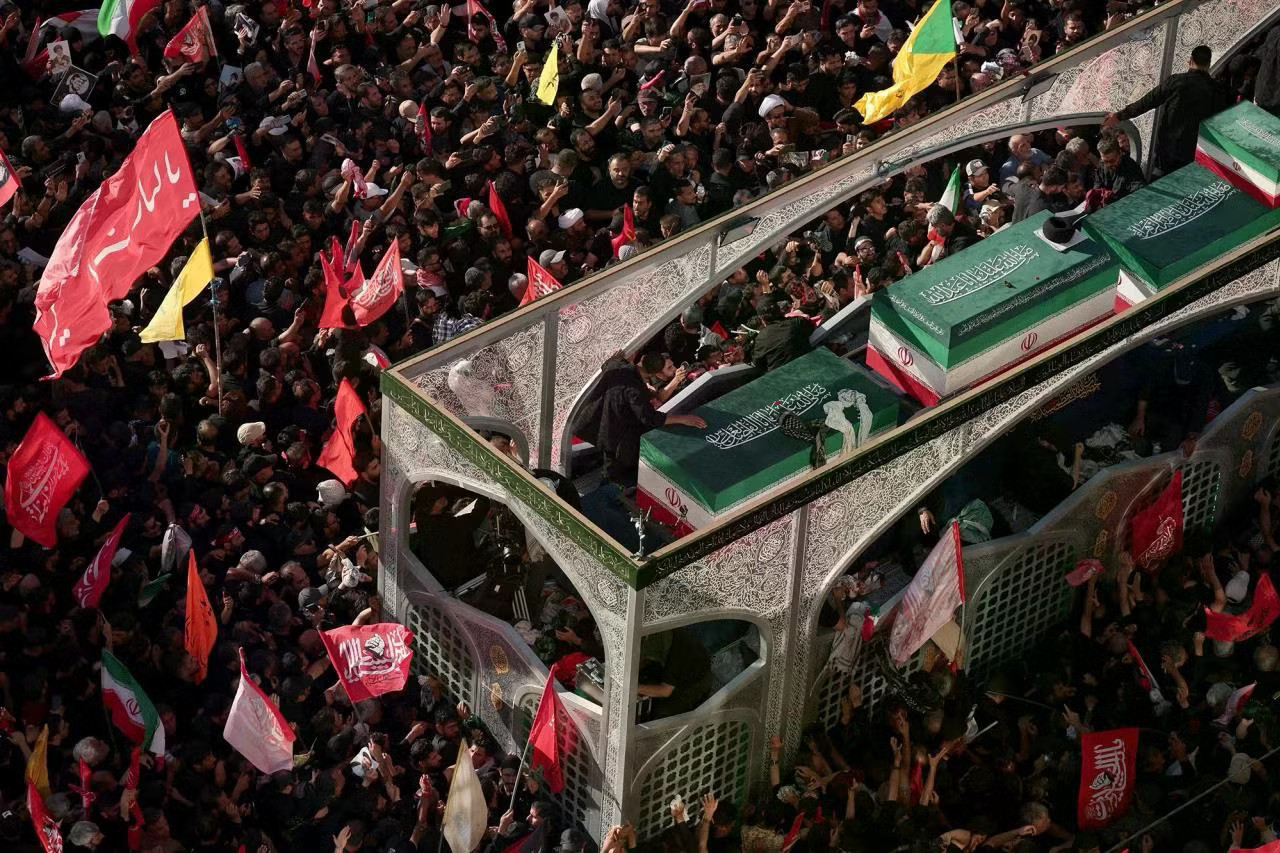 Iran cử hành lễ an táng cố Lãnh tụ Tối cao Ali Khamenei - Ảnh 1.