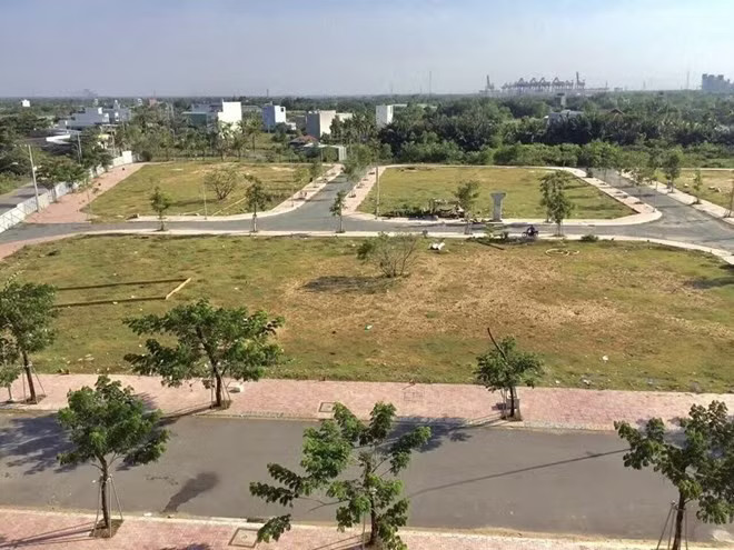 Trong quý III/2026, nguồn cung mới phân khúc đất nền tiếp tục khan hiếm với khoảng 300 - 400 sản phẩm được mở bán mới. Bất động sản TPHCM và vùng phụ cận: Sức mua đất nền thấp - Ảnh 2.