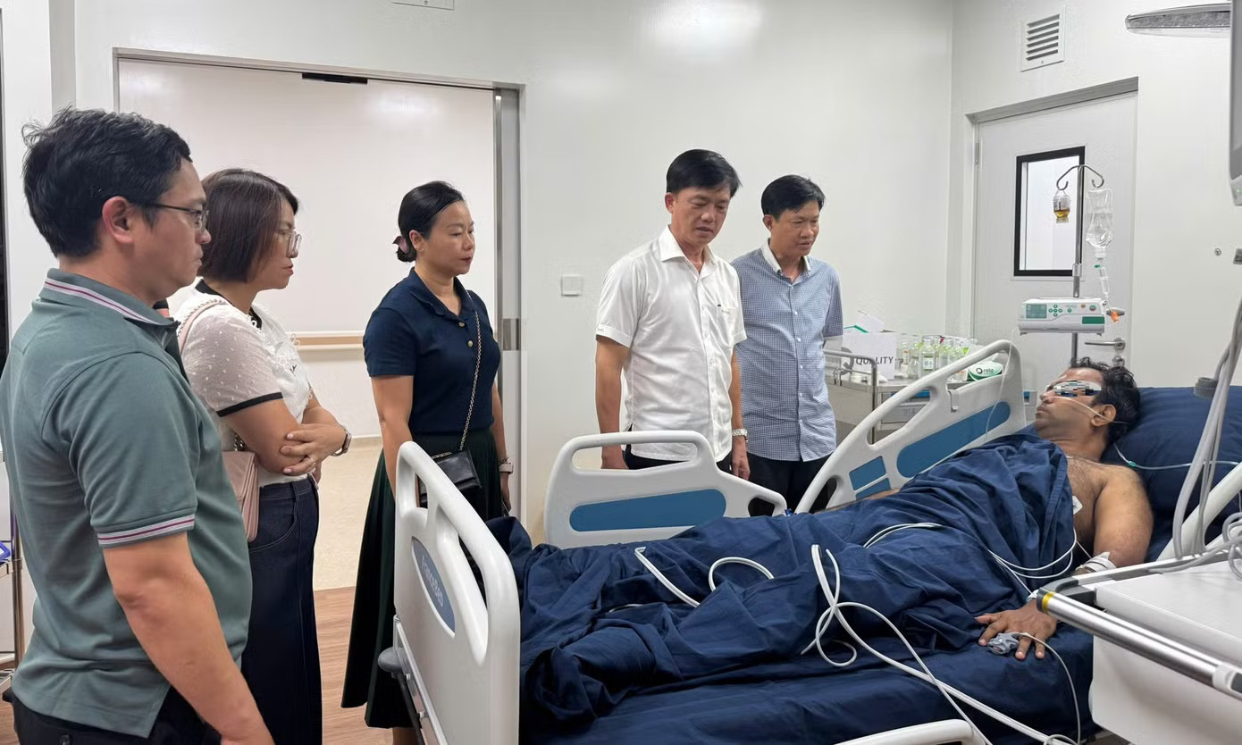 Chủ tịch UBND đặc khu Phú Quốc Trần Minh Khoa (áo trắng) đến thăm hỏi, động viên các nạn nhân. Bệnh viện Chợ Rẫy trong đêm cử bác sĩ hỗ trợ cứu nạn nhân vụ lật ca nô ở Phú Quốc - Ảnh 2.