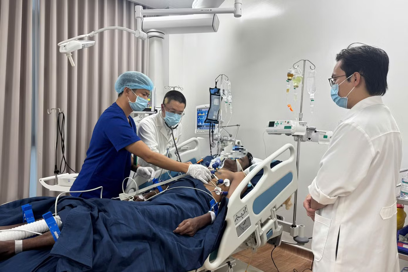 Hai trường hợp bị thương nặng được bác sĩ tập trung cứu chữa. Bệnh viện Chợ Rẫy trong đêm cử bác sĩ hỗ trợ cứu nạn nhân vụ lật ca nô ở Phú Quốc - Ảnh 1.