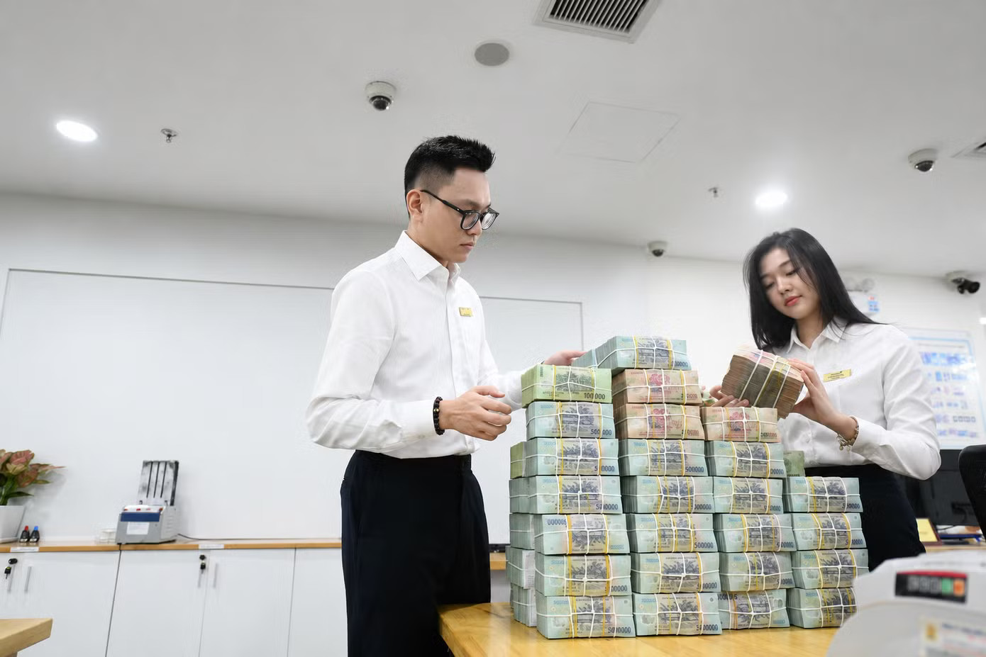 Lãi suất huy động các ngân hàng vẫn tiếp tục tăng Lãi suất thỏa thuận vượt 9%/năm: Cuộc đua 'nóng' đến bao giờ? - Ảnh 1.
