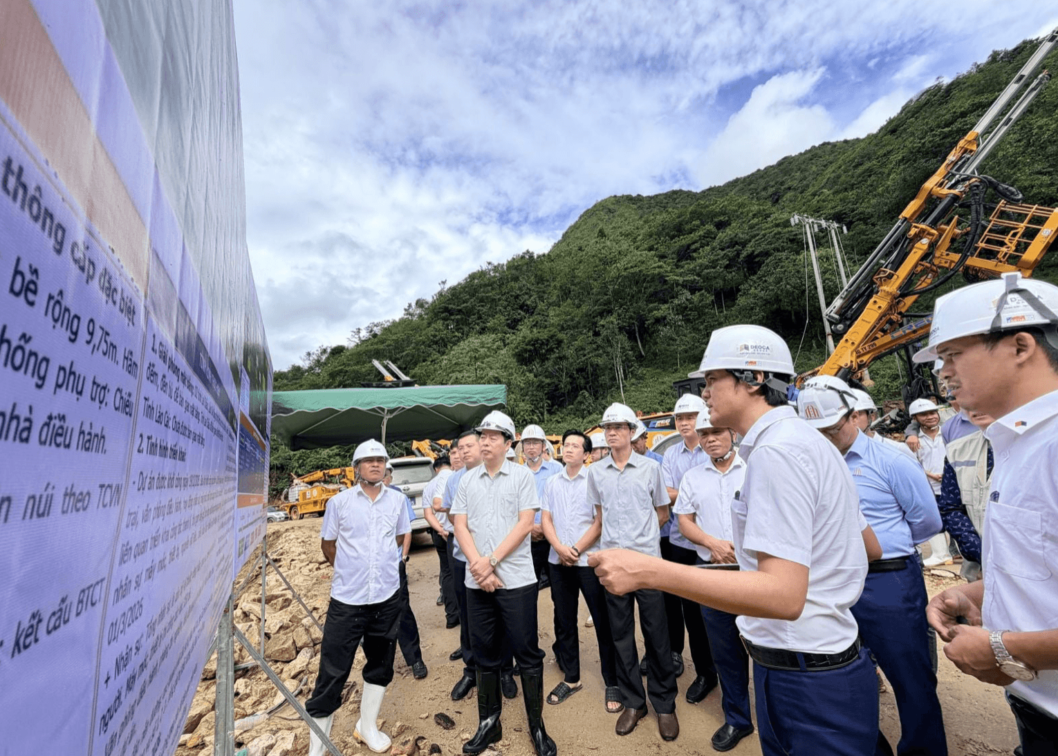 Việt Nam xây dựng hầm xuyên núi qua đèo dài nhất cả nước, rút ngắn thời gian di chuyển từ 2 giờ còn 10 phút: Khởi công 7 tháng nhưng vẫn chưa hoàn thành GPMB- Ảnh 1.