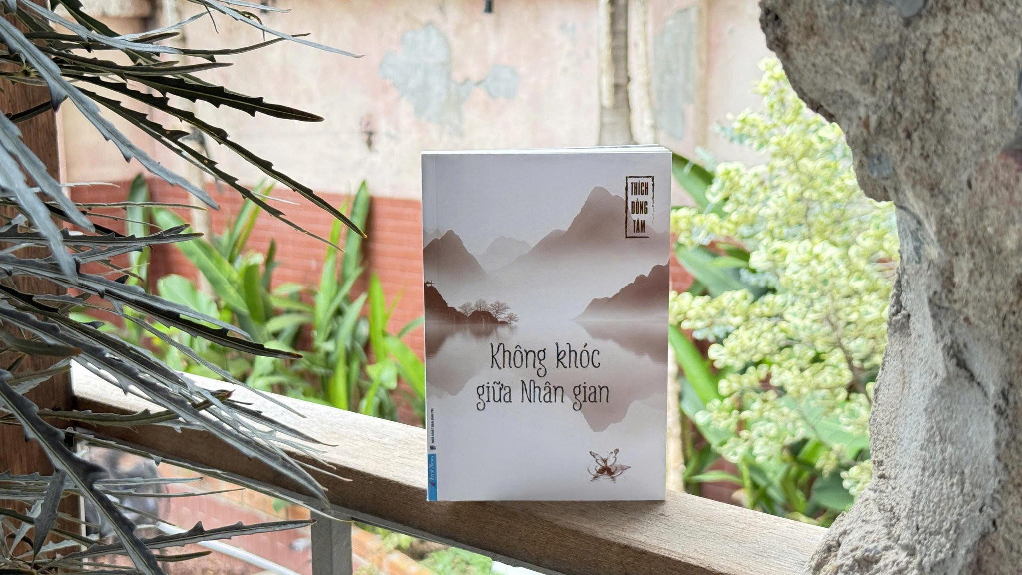 “Không khóc giữa nhân gian”: Vì ta đã học được cách đi qua nỗi buồn - Ảnh 1.