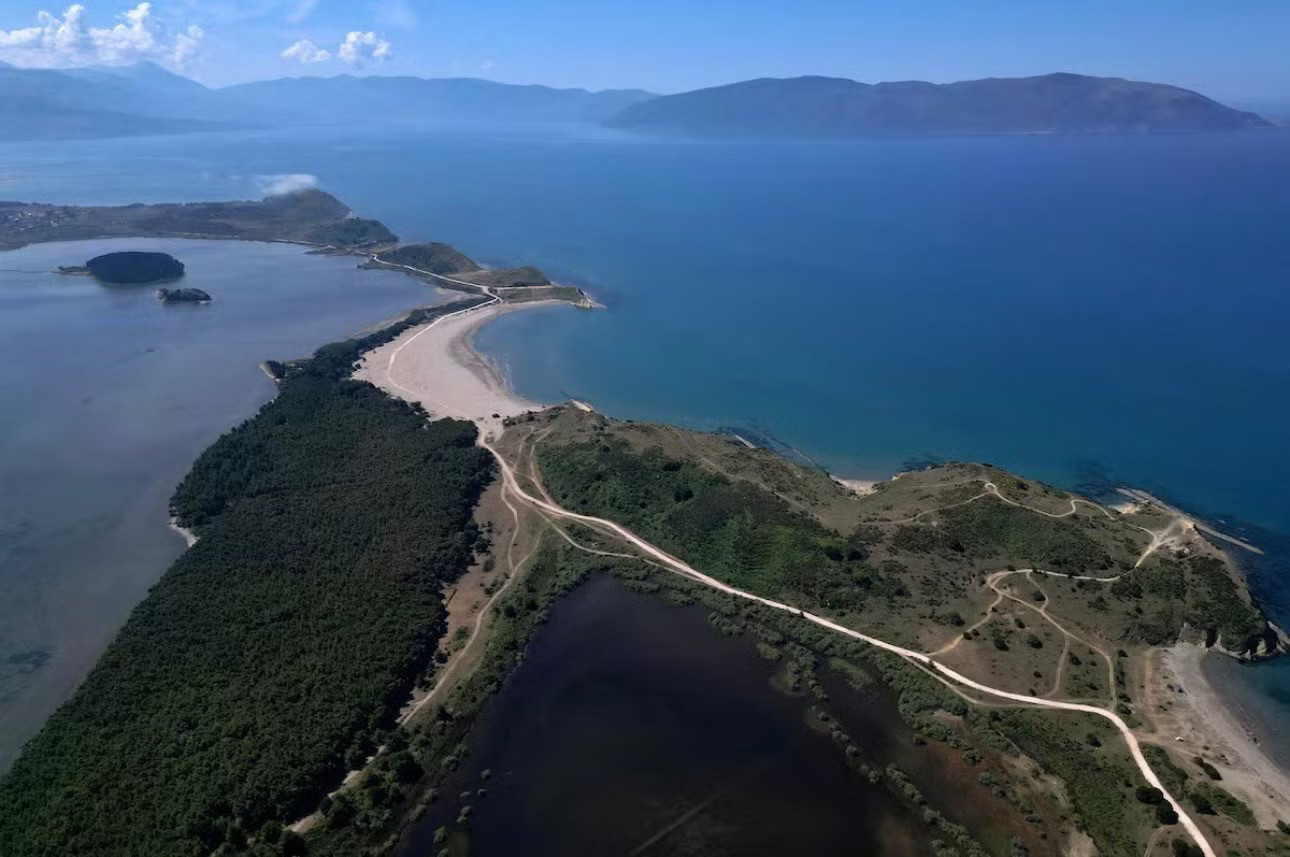 Khu đất của Albania dự kiến được phát triển thành dự án sân golf. (Ảnh: Reuters) Albania truy nã doanh nhân bán đất cho con rể Tổng thống Mỹ Trump - Ảnh 1.