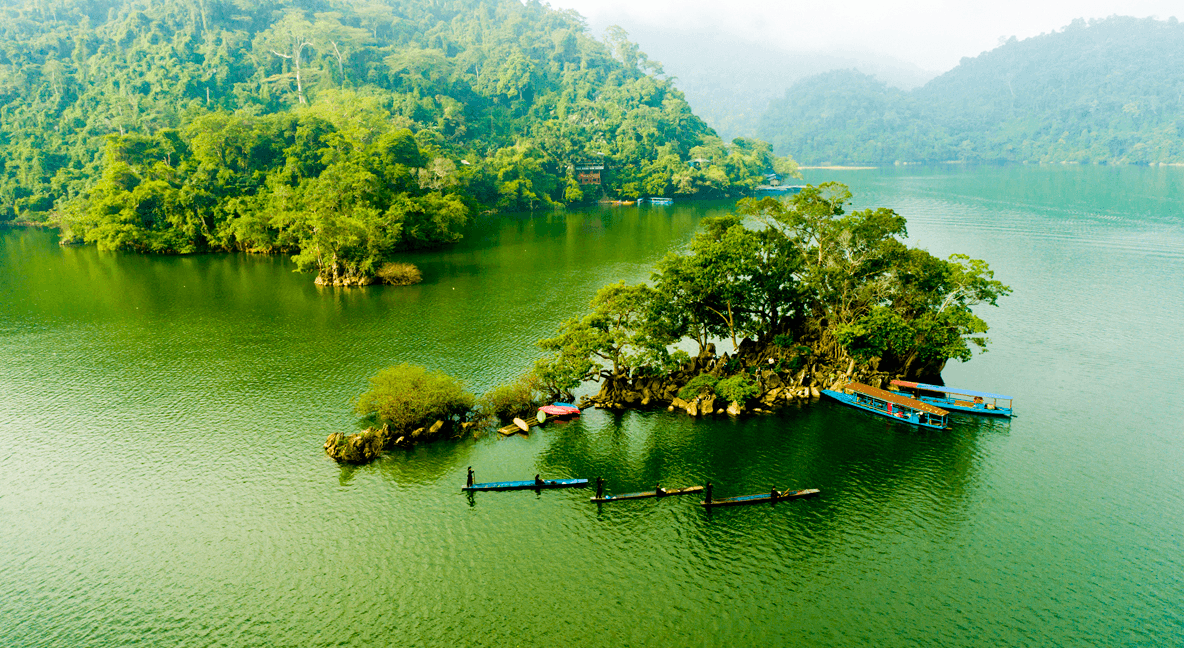 Quy hoạch hồ nước ngọt 200 triệu năm tuổi, lớn nhất Việt Nam, đẹp nhất thế giới thành khu du lịch quốc gia- Ảnh 1.