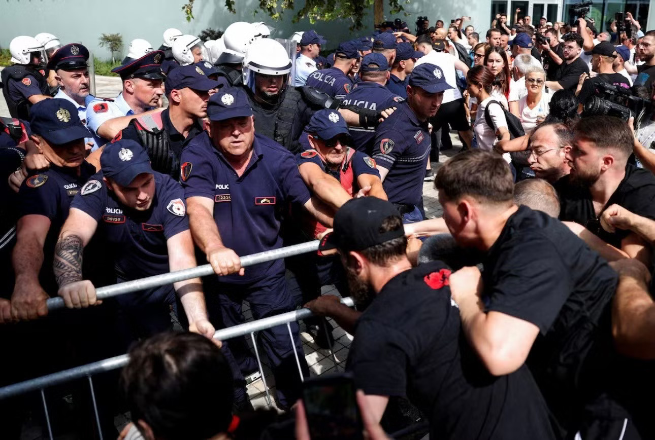 Một cuộc biểu tình phản đối dự án sân golf liên quan đến con rể ông Trump. (Ảnh: Reuters) Albania truy nã doanh nhân bán đất cho con rể Tổng thống Mỹ Trump - Ảnh 2.