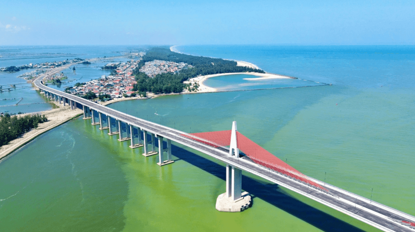 Chỉ vài tuần nữa, toàn bộ tuyến cầu vượt biển dài nhất miền Trung chính thức thông xe, kết thúc hơn 100 năm di chuyển bằng đò của người dân đôi bờ - Ảnh 2.