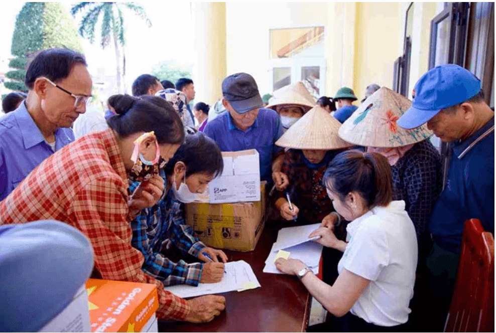 Cán bộ hướng dẫn người dân hoàn thiện hồ sơ Dự án đường sắt tốc độ cao Hà Nội - quảng ninh