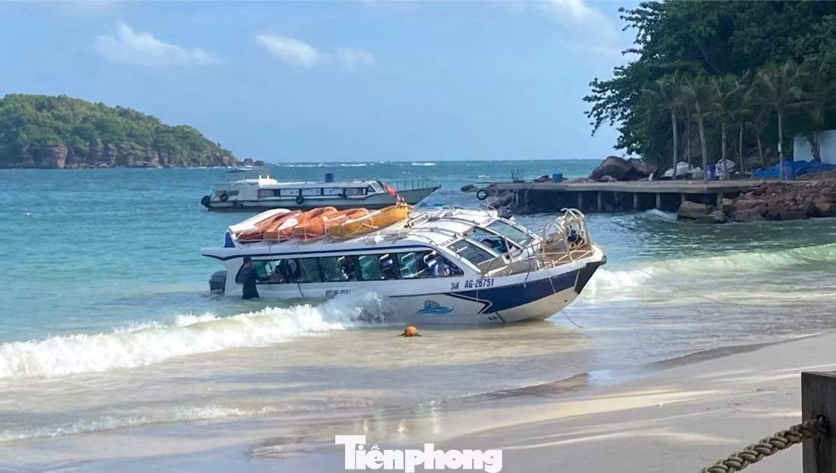 Chiếc ca nô AG-26751 được kéo lên khu vực Hòn Mây Rút Ngoài sau tai nạn để phục vụ công tác điều tra. Thông tin mới nhất về chiếc ca nô lật ở Phú Quốc khiến 15 người tử vong - Ảnh 1.