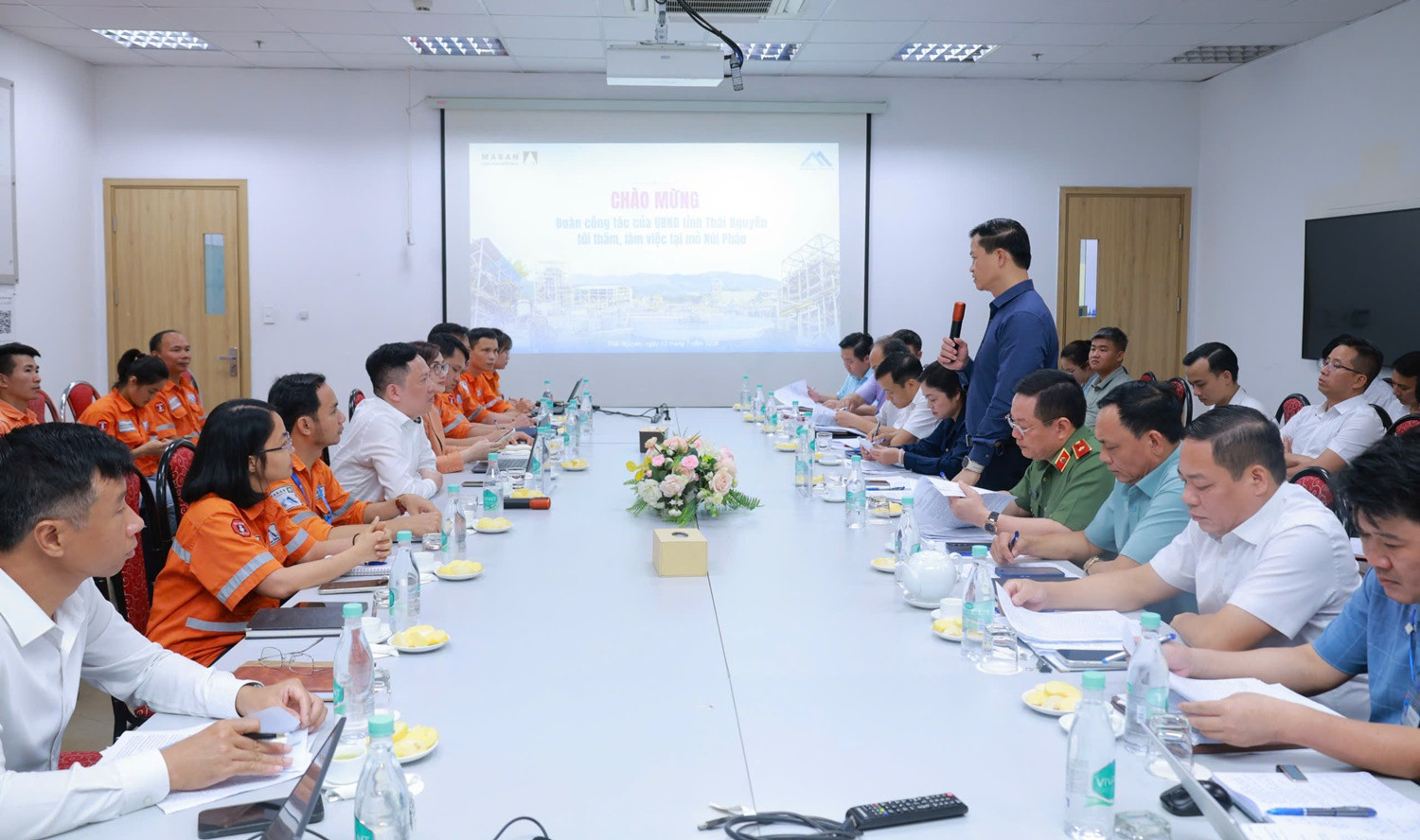 Quang cảnh buổi làm việc