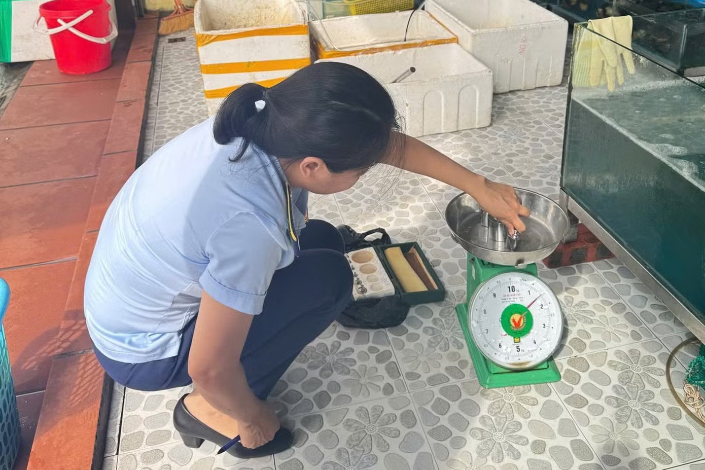 Quảng Ninh: Xử phạt nhà hàng bán bữa ăn hơn 27 triệu - Ảnh 3.