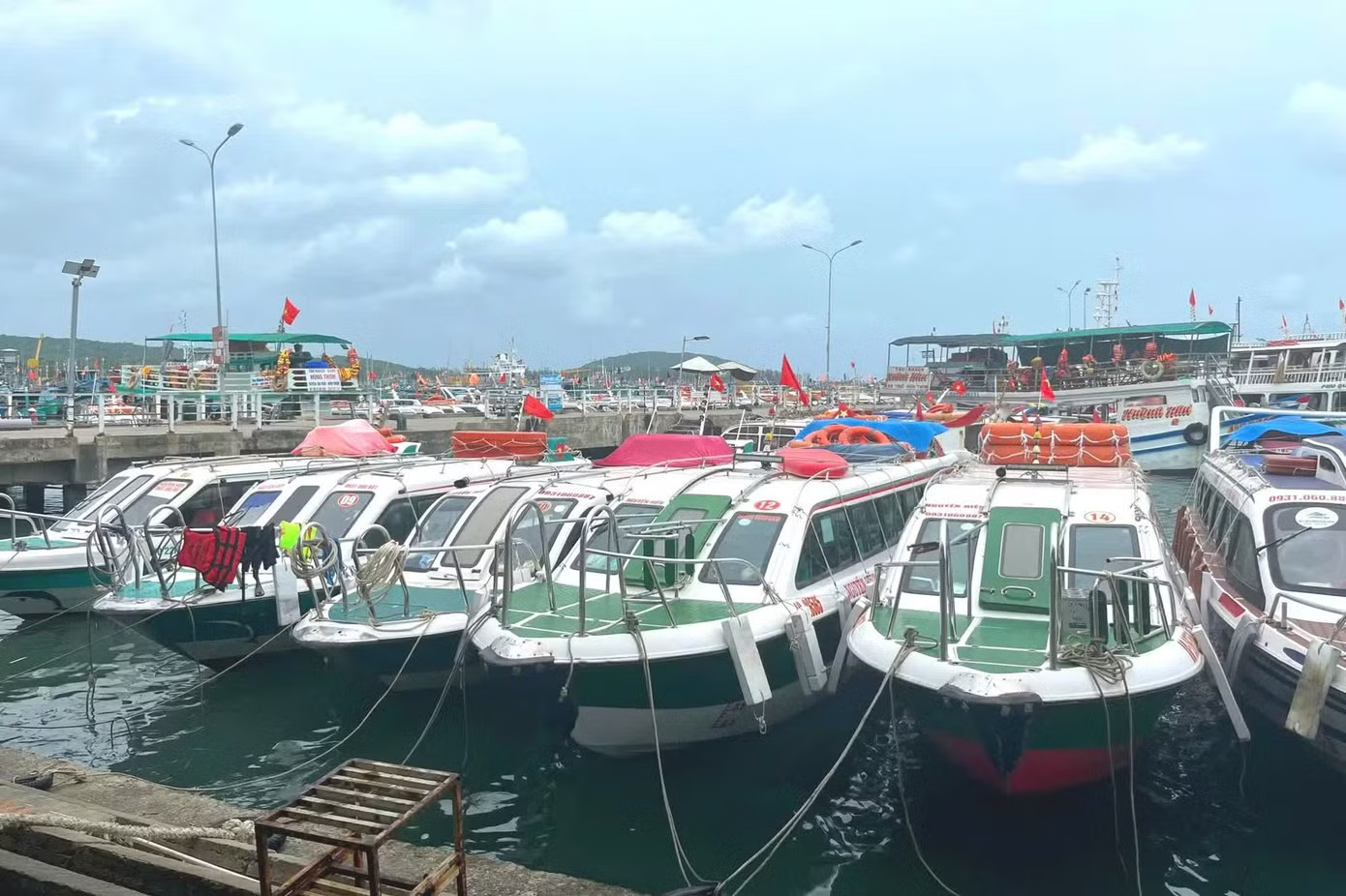 Vụ lật ca nô 15 người tử vong: Vì sao phương tiện thiết kế kín mít? - Ảnh 1.