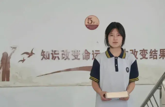 Nữ sinh 17 tuổi học giỏi xuất thần, đạt thành tích vượt cả Tiến sĩ: Phóng viên tìm đến nhà thì 