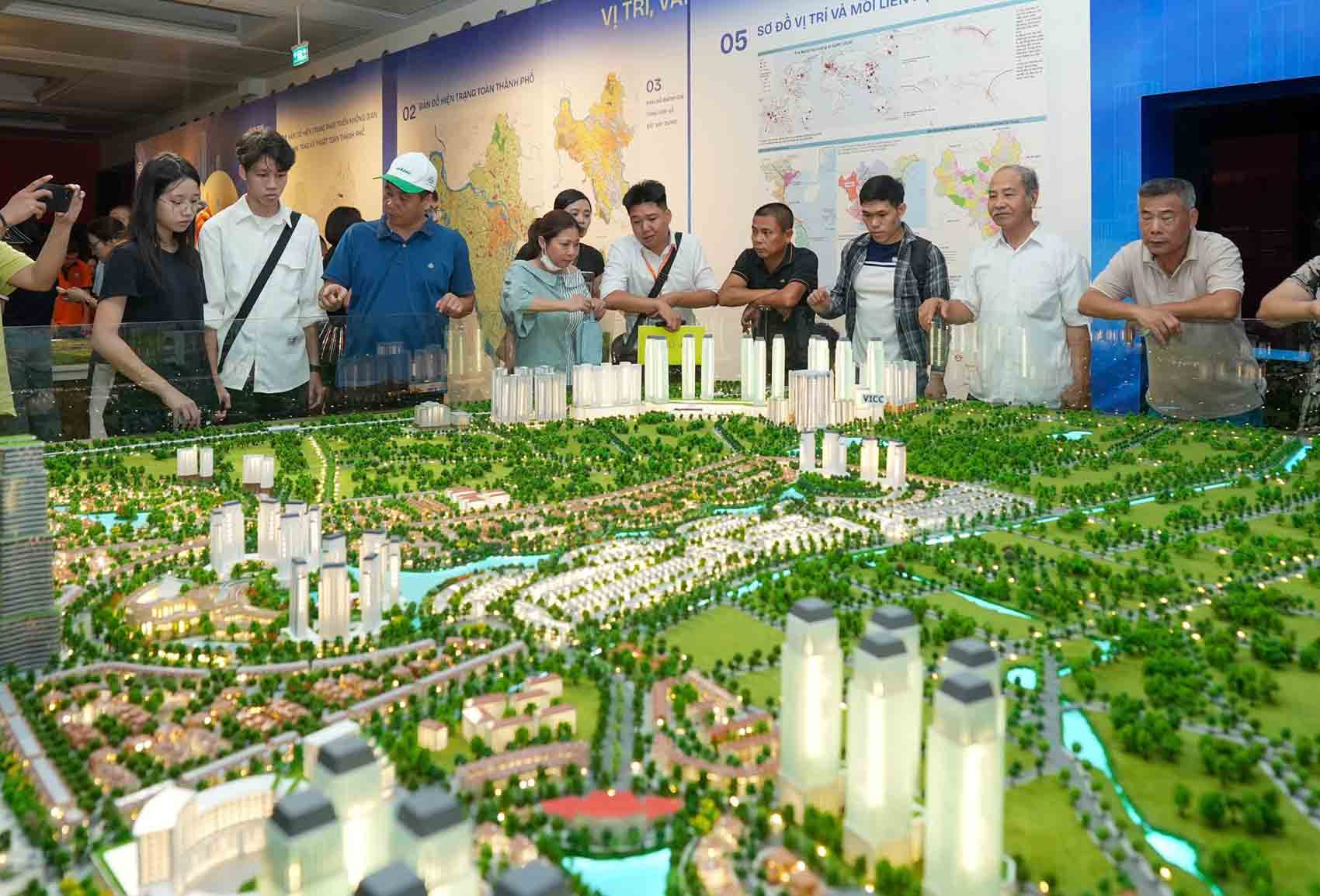 Di dời gần 250.000 người dân làm đại lộ sông Hồng 736.000 tỷ: Chuyên gia nói cuộc chơi bất động sản Hà Nội sẽ thay đổi - Ảnh 3.