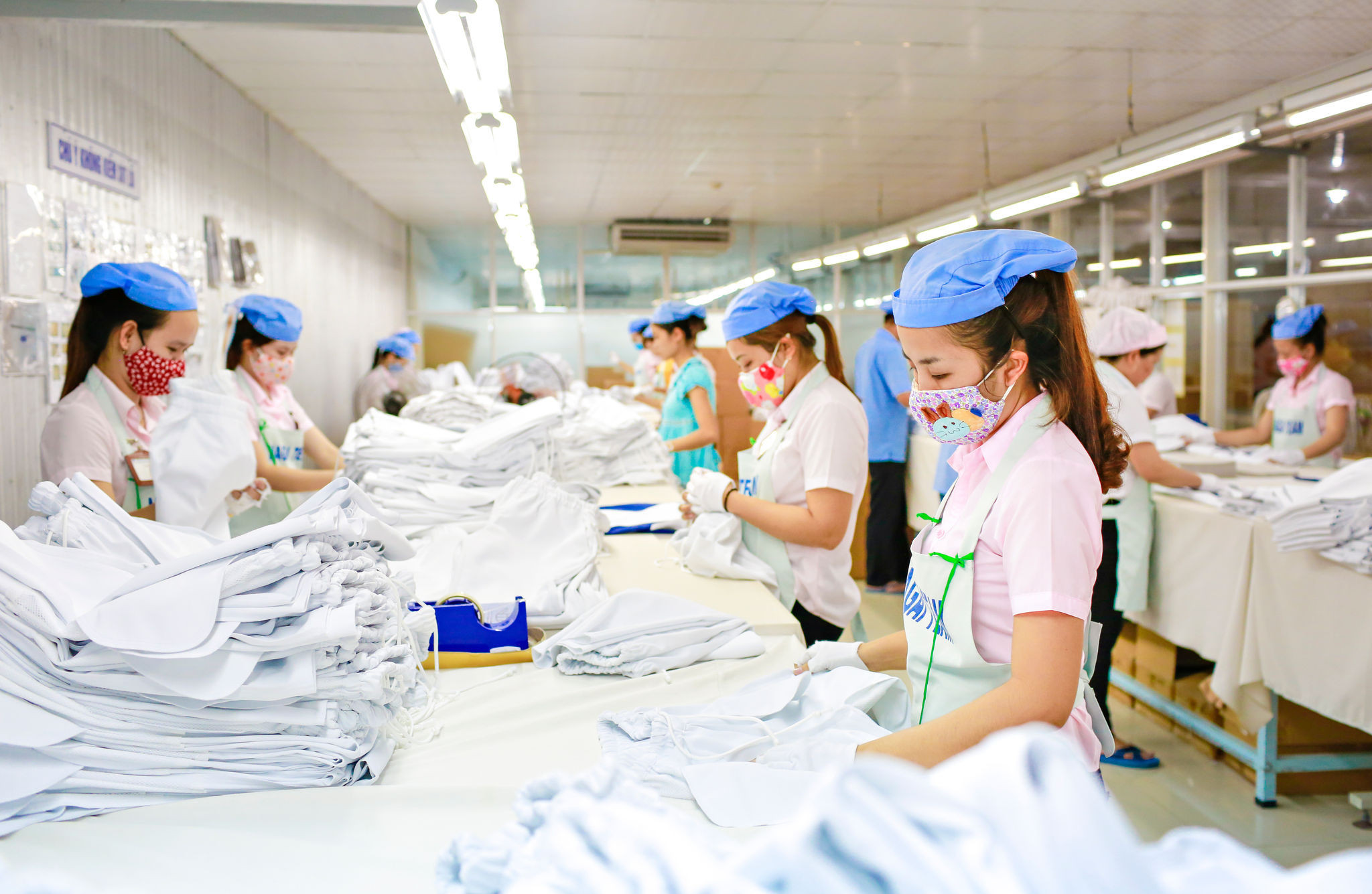 Bên trong phân xưởng Dệt may Hoà Thọ, một trong những doanh nghiệp niêm yết lớn nhất đứng chân tại Đà Nẵng
