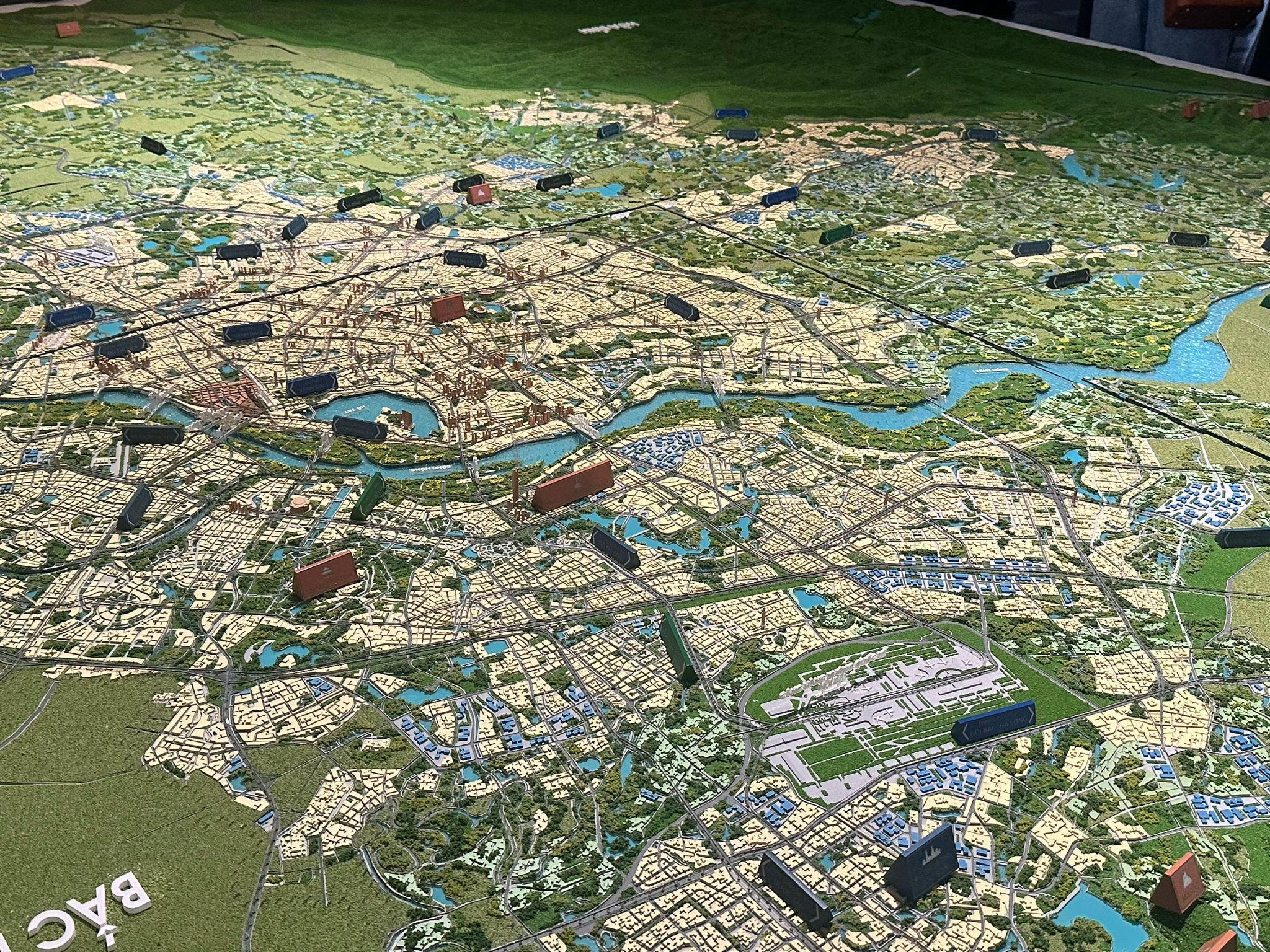 Quy hoạch Thủ đô tầm nhìn 100 năm: Hà Nội sắp 'vẽ lại' bản đồ đô thị với 14 cực phát triển, dành 17.000ha đất dự trữ - Ảnh 2.