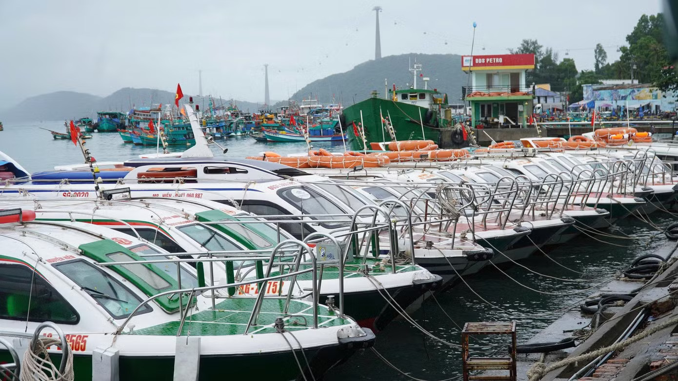 Sau vụ lật ca nô khiến 15 người tử vong, Phú Quốc siết chặt hoạt động tàu du lịch - Ảnh 1.