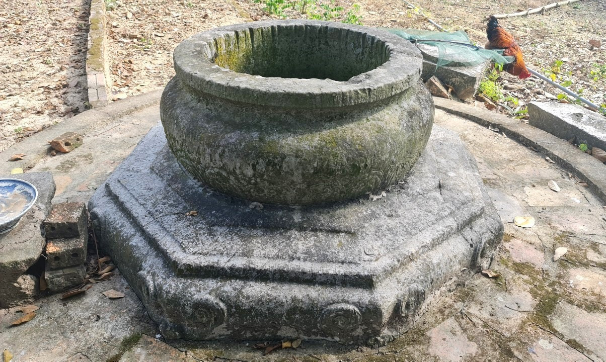 Giếng đá cổ trong khu di tích đã tồn tại vẹn nguyên sau hàng trăm năm. Ảnh- Quách Du