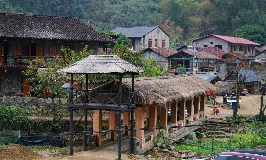 cây cầu đi vào làng Dạo bước giữa làng đá cổ