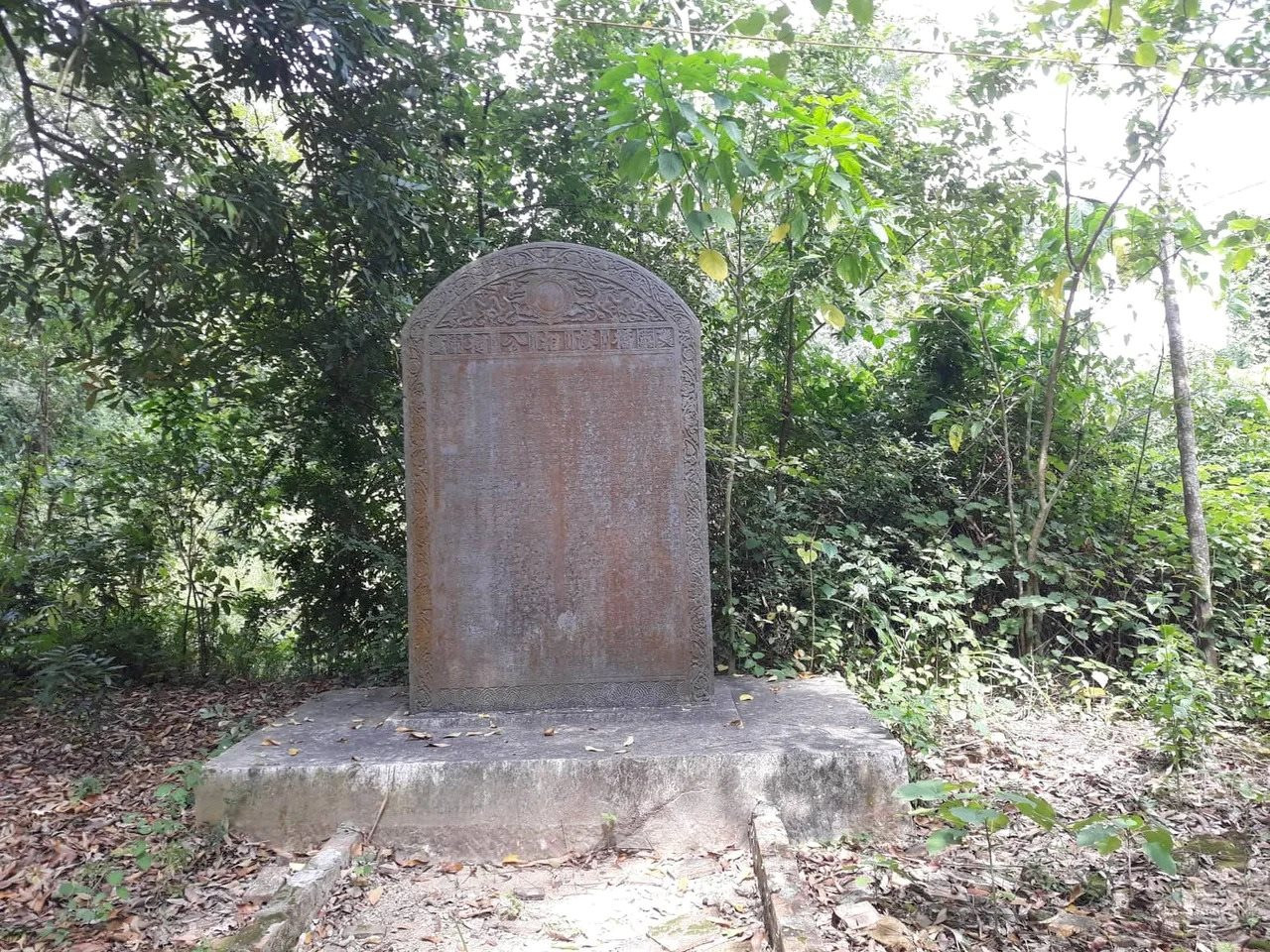 bia-da-ghi-cong-trang-cua-cu-nguyen-van-nghi..jpg