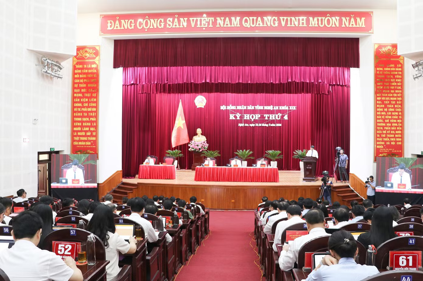 Quang cảnh kỳ họp thứ 4 HĐND tỉnh Nghệ An khóa XIX. Giám đốc Sở NN&MT lý giải hồ sơ đất đai qua 'cò' nhanh hơn dân tự làm - Ảnh 1.