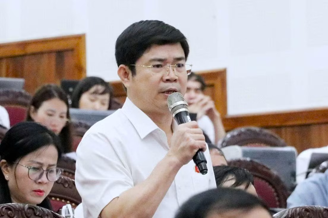 Đại biểu Trình Văn Nhã đặt câu hỏi. Giám đốc Sở NN&MT lý giải hồ sơ đất đai qua 'cò' nhanh hơn dân tự làm - Ảnh 2.