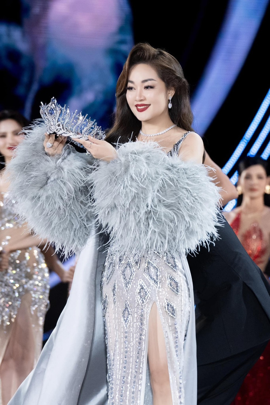 Á hậu quốc tế nổi tiếng vừa bị bắt trong đường dây buôn lậu kim cương xuyên quốc gia là ai? - Ảnh 2.