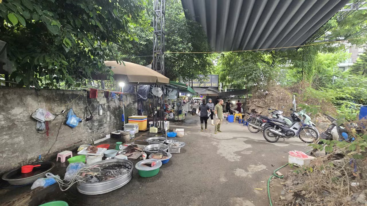 Tại khu vực đất này, hoạt động họp chợ tự phát của một số hộ kinh doanh cũng gây ảnh hưởng đến trật tự đô thị và công tác đảm bảo vệ sinh môi trường xung quanh. Khu 'đất vàng' biến tướng thành bãi gửi xe và chợ cóc - Ảnh 5.