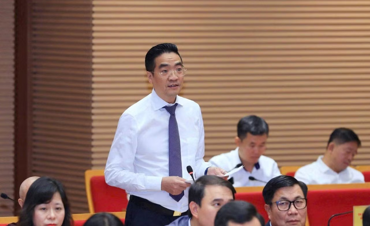 Giám đốc Sở Quy hoạch - Kiến trúc Nguyễn Trọng Kỳ Anh trả lời chất vấn tại hội trường Hà Nội dành hơn 8.000 ha đất để xây dựng hồ điều hòa, giải quyết úng ngập đô thị - Ảnh 1.