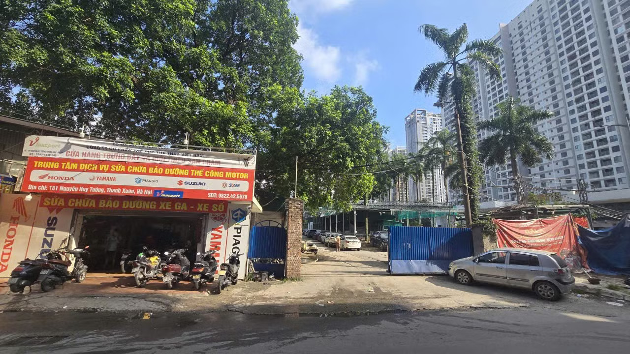 Đây là một trong những vị trí đất có diện tích lớn tại trung tâm phường Thanh Xuân. Tuy nhiên, khu đất này thời gian qua phát sinh nhiều diễn biến phức tạp về quản lý sử dụng đất và trật tự xây dựng, tiềm ẩn nguy cơ mất an ninh trật tự tại địa phương. Ghi nhận thực tế, khu vực này bị biến tướng, chuyển đổi mục đích sử dụng sang hoạt động kinh doanh các dịch vụ thương mại như bãi trông giữ xe và khu vực họp chợ cóc tự phát. Khu 'đất vàng' biến tướng thành bãi gửi xe và chợ cóc - Ảnh 2.